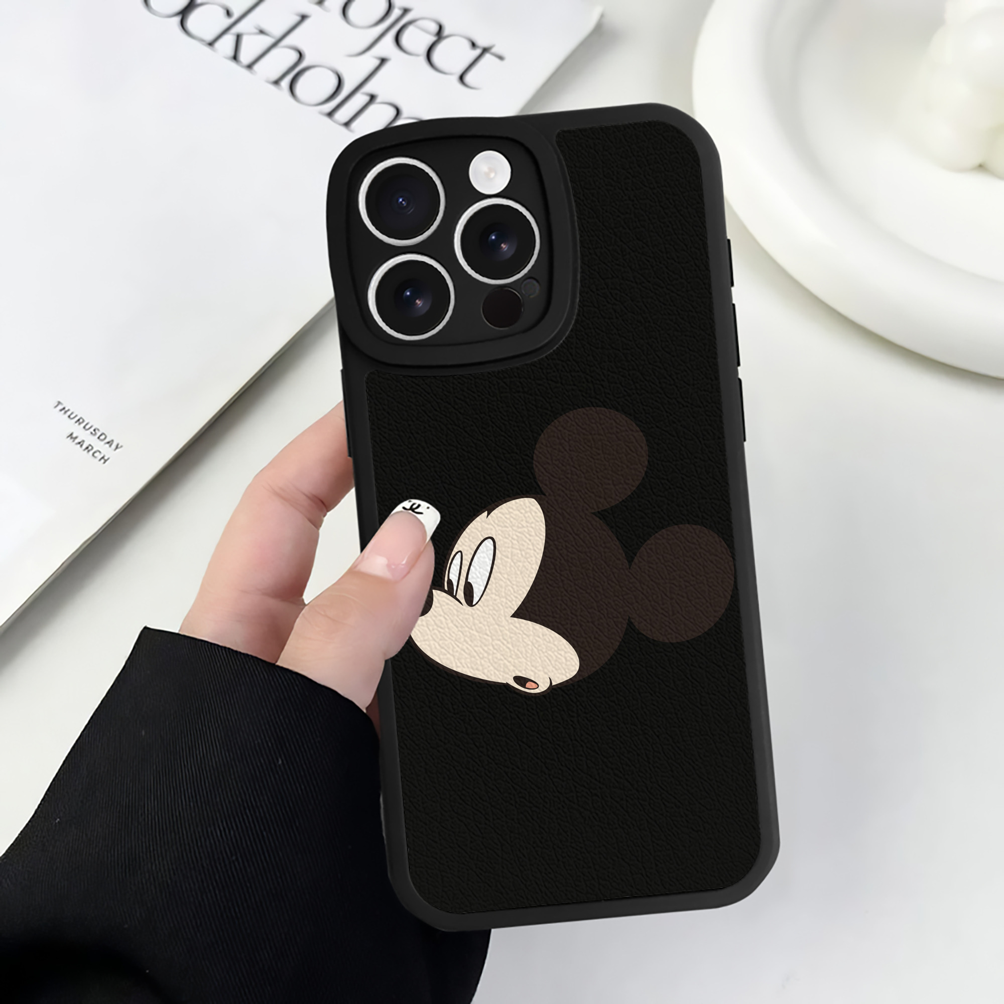 （画像用） ミッキーマウス Mickey Mouse 【iPhone 16シリーズ対応】シリコンスマホケース（レザー調） 材質：シリコン